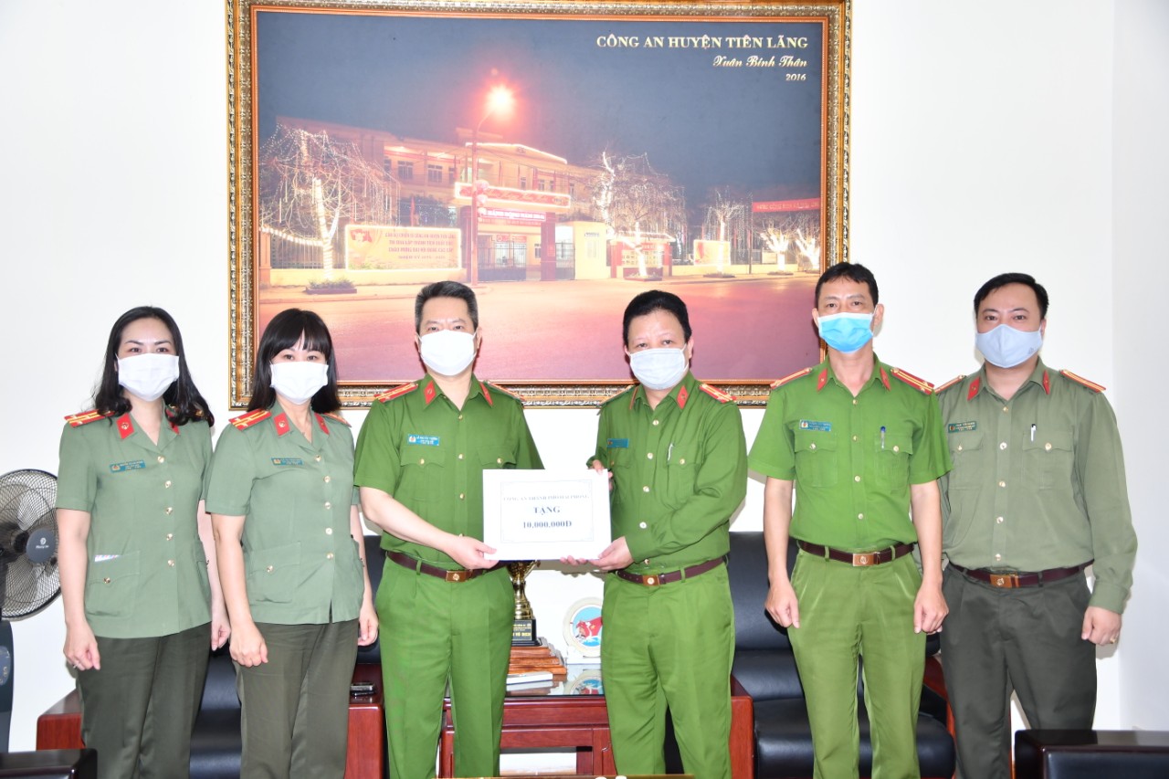 Đại tá Lê Nguyên Trường - Phó Giám đốc CATP động viên Công an huyện Tiên Lãng